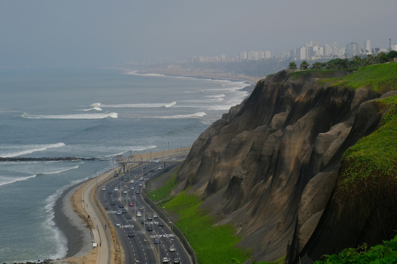 利马米拉弗洛雷斯区的绿色海岸（Costa Verde）悬崖