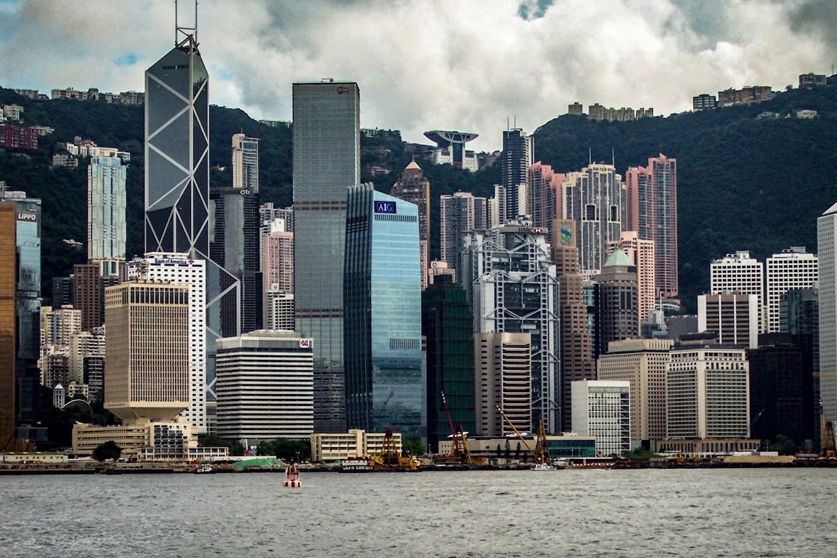 从维多利亚港眺望香港岛的高楼群