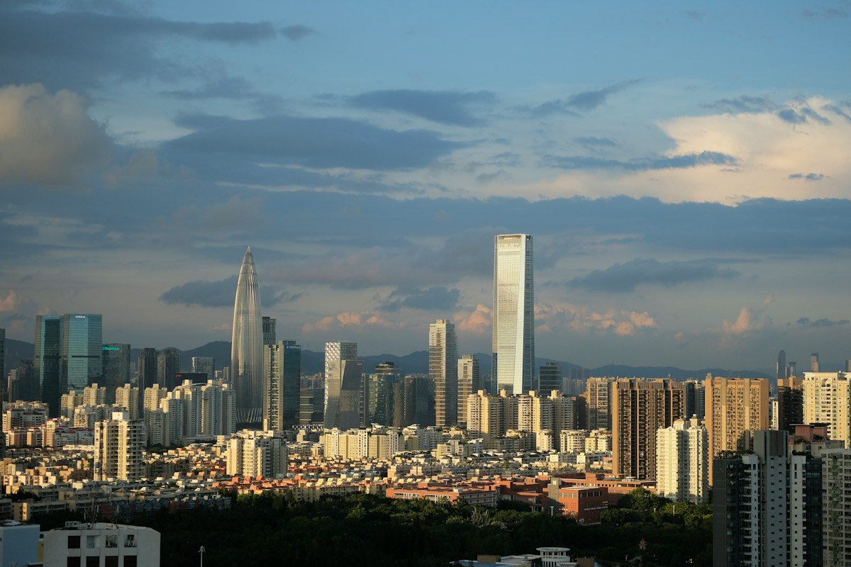 午后阳光下的深圳城市天际线